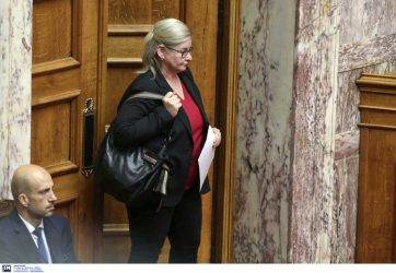Διορίστηκε στη Βουλή η σύζυγος του Μιχαλολιάκου, Ελένη Ζαρούλια