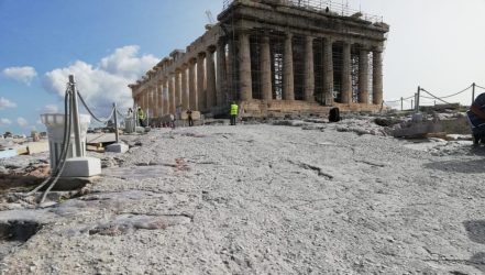 Γιατί έριξαν τσιμέντο στην Ακρόπολη – Η απάντηση του ΥΠΠΟ