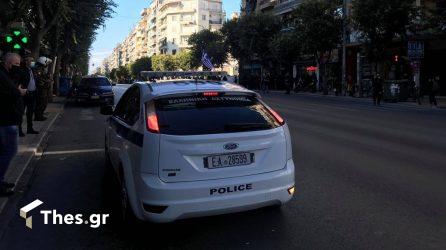 Θεσσαλονίκη: Οδηγός οχήματος παρέσυρε μηχανάκια, πινακίδα και κατέληξε σε κατάστημα