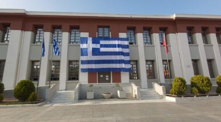 Καλαμαριά: Υψωσαν τεράστια ελληνική σημαία στο δημαρχείο για την εθνική επέτειο της 28ης Οκτωβρίου