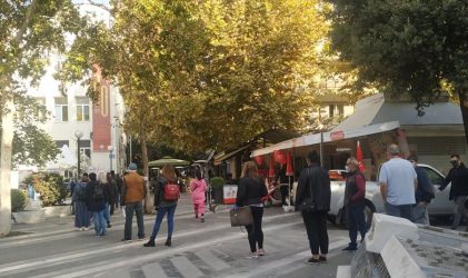 Λάρισα: “Ουρά” από πολίτες για Rapid Tests (ΦΩΤΟ)