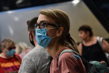 Κορονοϊός: Μελέτη προειδοποιεί να φοράμε μάσκα όταν φυσάει