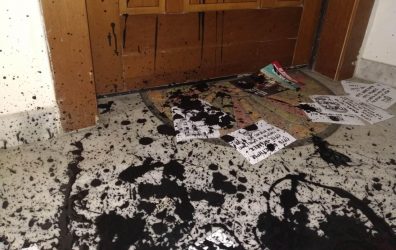 Θεσσαλονίκη: Επίθεση με τρικάκια και μπογιές στο πολιτικό γραφείο του Δημήτρη Βαρτζόπουλου