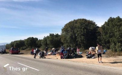 Απίστευτες σκηνές με πρόσφυγες να τρέχουν για να πάρουν μερικά ρούχα στο Βαγιοχώρι (ΒΙΝΤΕΟ & ΦΩΤΟ)