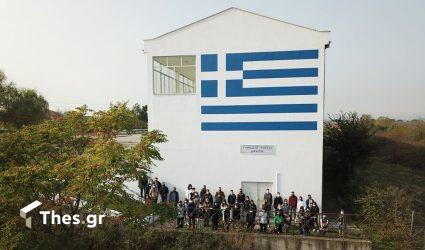 Μια μεγάλη ελληνική σημαία κοσμεί σχολείο στα Δίκαια του Εβρου