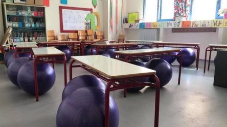 Δημοτικό στα Τρίκαλα αντικατέστησε τις καρέκλες με μπάλες πιλάτες