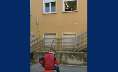 Ιταλία: Συγκινεί 80χρονος που κάνει καντάδα στη γυναίκα του που είναι στο νοσοκομείο με κορονοϊό (ΒΙΝΤΕΟ)