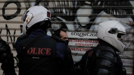 Σεπόλια: Συνέλαβαν νεαρό κάτω από το σπίτι του – Στο νοσοκομείο με έμφραγμα ο πατέρας του (ΒΙΝΤΕΟ)