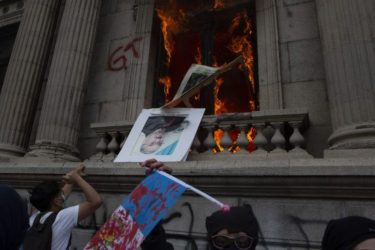 Γουατεμάλα: Διαδηλωτές έκαψαν τη Βουλή – Οργή για τις περικοπές στον προϋπολογισμό