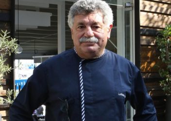 Λαζάρου: «Ούτε πελάτη θα διώξω, ούτε θα απολύσω εργαζόμενο αν δεν έχει κάνει το εμβόλιο»