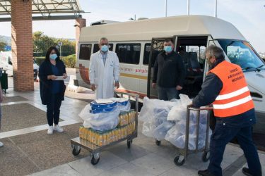 Θεσσαλονίκη: Προσφορά αλληλεγγύης στους εργαζόμενους του «Παπαγεωργίου» από κατάστημα των Αμπελοκήπων