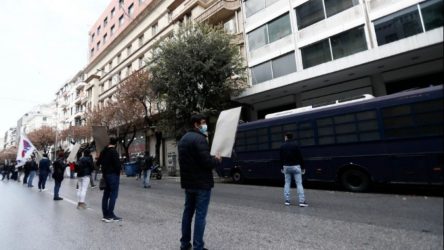 Θεσσαλονίκη: ΚΚΕ, ΚΝΕ, ΠΑΜΕ και ΣΦΕΑ κατέθεσαν στεφάνια στο Πολυτεχνείο
