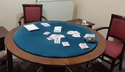Γιαννιτσά: Τους έπιασαν στα… πράσα να παίζουν παράνομα χαρτιά