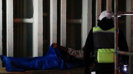 Θεσσαλονίκη: Χείρα βοηθείας στους άστεγους της πόλης απο τη Δημοτική Αστυνομία (BINTEO)