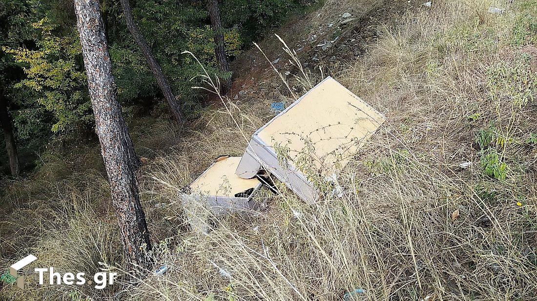 Θεσσαλονίκη δάσος Σέιχ Σου καναπές σκουπίδια