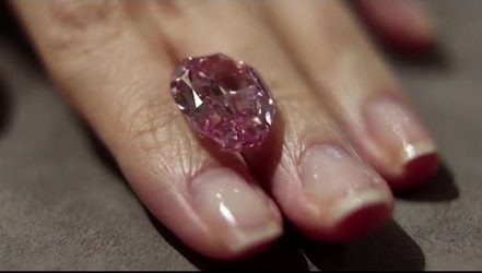 Σπάνιο ροζ διαμάντι πουλήθηκε για πάνω από 26 εκατ. δολάρια
