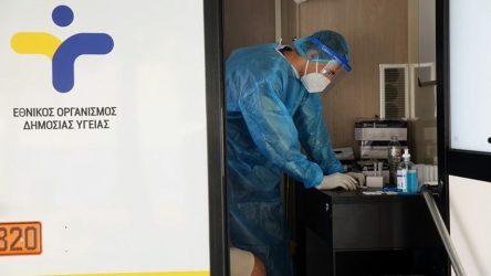 Κορονοϊός: Στο 20,4% “σκαρφάλωσε” το ποσοστό θετικότητας στη χώρα