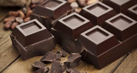 Γιατί δεν είναι… καλή ιδέα το να φάτε σοκολάτα πριν κοιμηθείτε