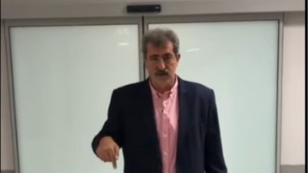 Αντιδράσεις για την παρουσία Πολάκη έξω από τη ΜΕΘ του Σωτηρία χωρίς μάσκα