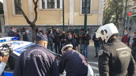 Πολυτεχνείο: Δεν θα βεβαιωθεί το πρόστιμο στη γυναίκα που θέλησε να αφήσει ένα λουλούδι