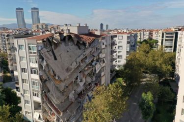 Θρήνος στη Σμύρνη: Στους 62 οι νεκροί από το σεισμό