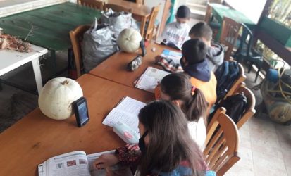 Τηλεκπαίδευση: Παιδιά κάνουν μάθημα σε αυλή καφενείου (ΦΩΤΟ)