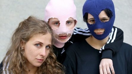 Πέρασαν και πάλι χειροπέδες στις Pussy Riot