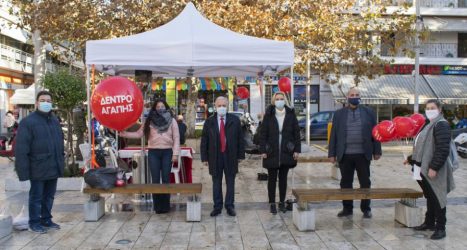 Δήμος Απελοκήπων – Μενεμένης: Ενα “δέντρο αγάπης” στην πλατεία Επταλόφου (ΦΩΤΟ)