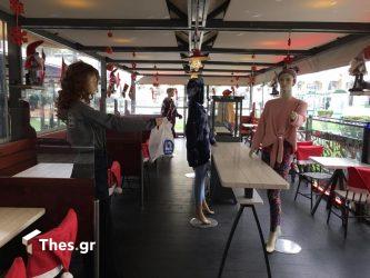 Θεσσαλονίκη: Ψητοπωλείο έβαλε… κούκλες για να αντικαταστήσει τους πελάτες! (ΦΩΤΟ)