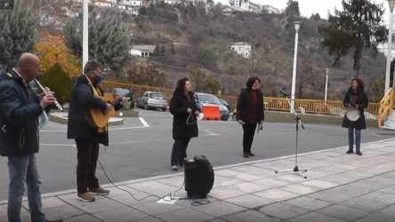 Πέλλα: Εκπαιδευτικοί ψάλλουν τα κάλαντα σε γιατρούς και νοσηλευτές!