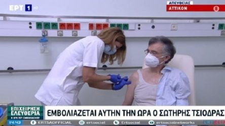 Εμβολιάστηκε και ο Σωτήρης Τσιόδρας