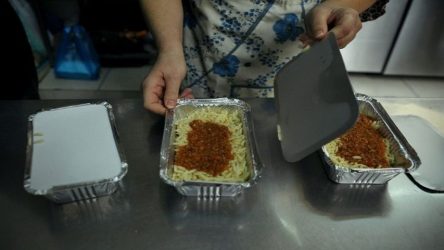 Θεσσαλονίκη: Εστιάτορες μοίρασαν πρωτοχρονιάτικα γεύματα σε άπορους και άστεγους