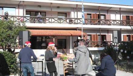 Νάουσα: Μήνυμα ελπίδας και αισιοδοξίας από μουσικούς στο νοσοκομείο και στο γηροκομείο