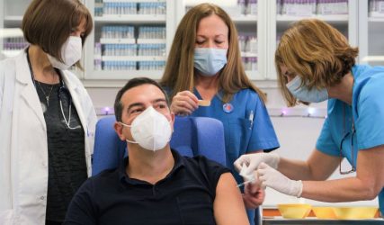 Τσίπρας: “Ανασφάλεια από τις εγκληματικές παραλείψεις της κυβέρνησης, όχι από το εμβόλιο”