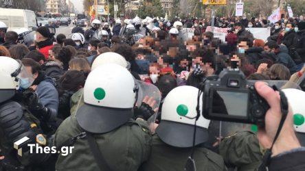Μεγάλη ένταση και χημικά στη συγκέντρωση φοιτητών στην Θεσσαλονίκη (ΒΙΝΤΕΟ)