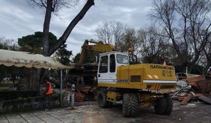 Θεσσαλονίκη: Κατεδαφίζεται το καμένο αναψυκτήριο στο πάρκο Ξαρχάκου (ΦΩΤΟ)
