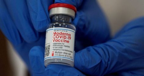 FDA: Στον “πάγο” το εμβόλιο της Moderna για εφήβους