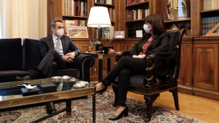 Για την πορεία της πανδημίας ενημέρωσε την Σακελλαροπούλου ο Μητσοτάκης