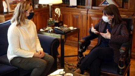 Σακελλαροπούλου: “Είναι καιρός να πάψει η ενοχοποίηση των θυμάτων και η ατιμωρησία των θυτών”