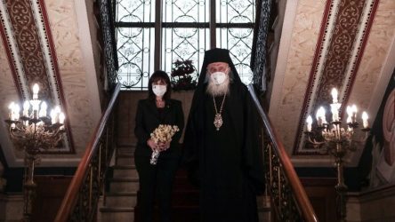 Με τον Αρχιεπίσκοπο Ιερώνυμο συναντήθηκε η Σακελλαροπούλου