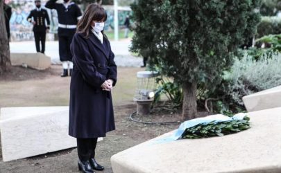 Σακελλαροπούλου: “Το Ολοκαύτωμα μας θυμίζει ότι κανείς δεν είναι προφυλαγμένος απέναντι στη βαρβαρότητα”