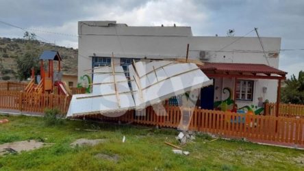 Ο αέρας “πήρε” τη σκεπή νηπιαγωγείου στην Κάσο