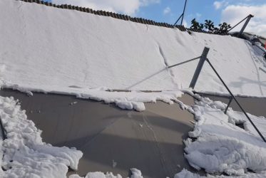 Επεσε στέγαστρο σε βενζινάδικο από το χιόνι (ΒΙΝΤΕΟ)