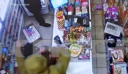 Θεσσαλονίκη: Βίντεο ντοκουμέντο από ληστεία σε κατάστημα ψιλικών