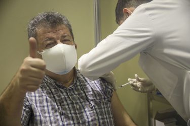 Εμβολιάστηκε ο δήμαρχος Νεάπολης – Συκεών, Σίμος Δανιηλίδης