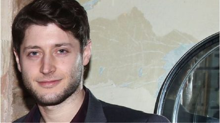 Ο ηθοποιός Θάνος Κρομμύδας καταγγέλλει σεξουαλική παρενόχληση από πασίγνωστο σκηνοθέτη του ΚΘΒΕ