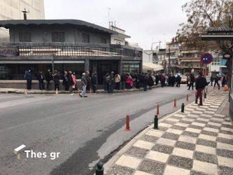 Απίστευτη ουρά έξω από κατάστημα που μοιράζει δωρεάν φαγητό στη δυτική Θεσσαλονίκη (ΦΩΤΟ)