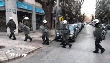 Σύνταγμα: Αστυνομικός έσπρωξε φωτορεπόρτερ πάνω σε πεσμένο μηχανάκι (ΒΙΝΤΕΟ)