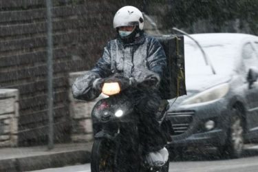 Διανομείς εργάζονται σε χιονισμένους και παγωμένους δρόμους – Σάλος με φωτογραφίες και βίντεο