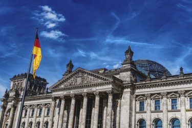Γερμανία: “Μνημόνιο” Σόιμπλε στις αποζημιώσεις των βουλευτών – Τους μείωσε το ποσό